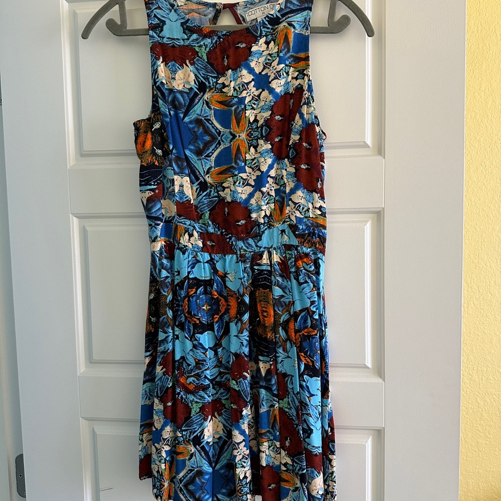 Cutout back Hawaiian print dress